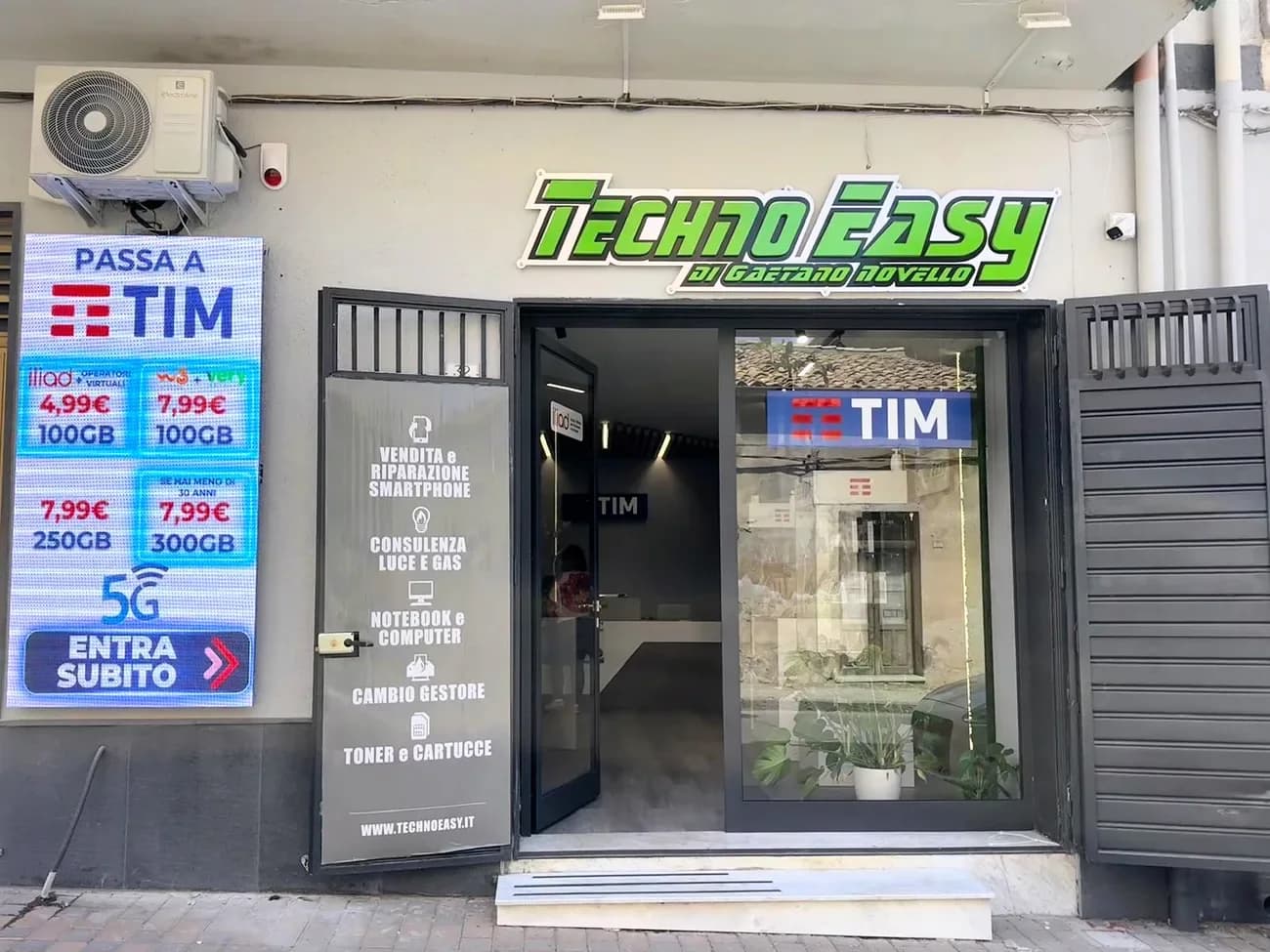 L'ingresso del negozio Techno Easy di Catenanuova